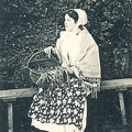 Jeunes filles et femmes charolaises en costume traditionnel